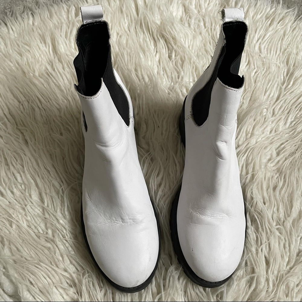 SOLDUrban Outfitters Women's White Faux Leather Uo Remy Chelsea Lug Boots Size 7 - Picture 4 of 10